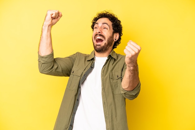 Crier triomphalement ressemblant à un gagnant heureux et surpris excité célébrant