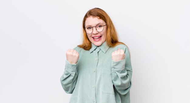 Crier triomphalement rire et se sentir heureux et excité tout en célébrant le succès