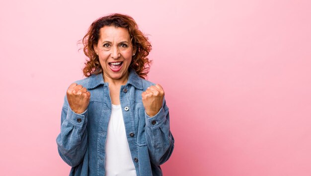 Crier triomphalement rire et se sentir heureux et excité tout en célébrant le succès