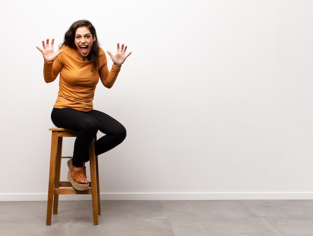 crier triomphalement, rire et se sentir heureux et excité tout en célébrant le succès