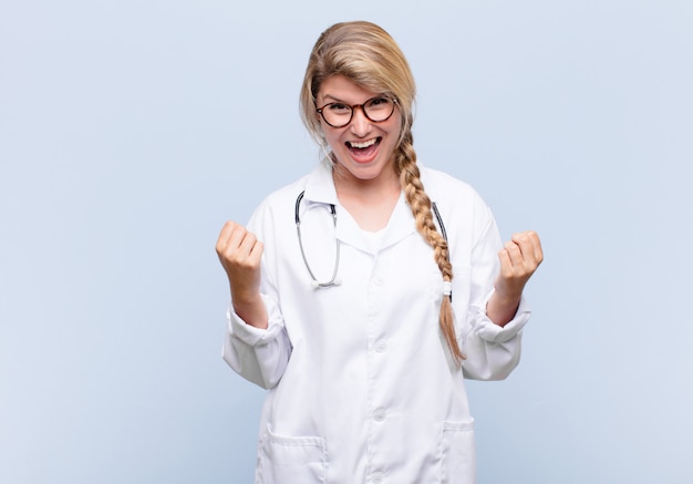 crier triomphalement, rire et se sentir heureux et excité tout en célébrant le succès