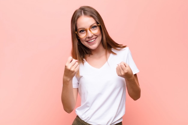 crier triomphalement, rire et se sentir heureux et excité tout en célébrant le succès