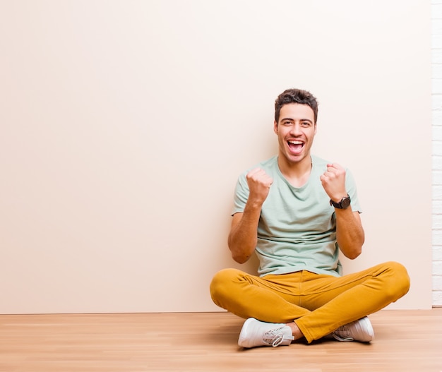 crier triomphalement, rire et se sentir heureux et excité tout en célébrant le succès