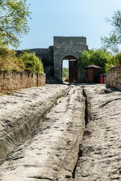 Crimée Bakhchisarai 13 septembre 2019 la ville troglodyte de ChufutKale au sommet de la montagne