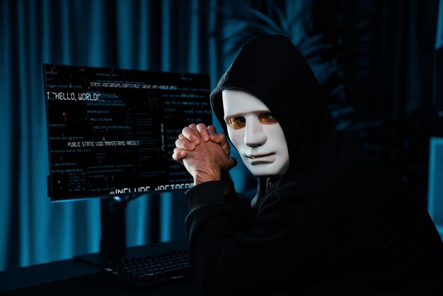 Criminel blanc masque anonyme joie mains à la recherche de la caméra codage écran supposition