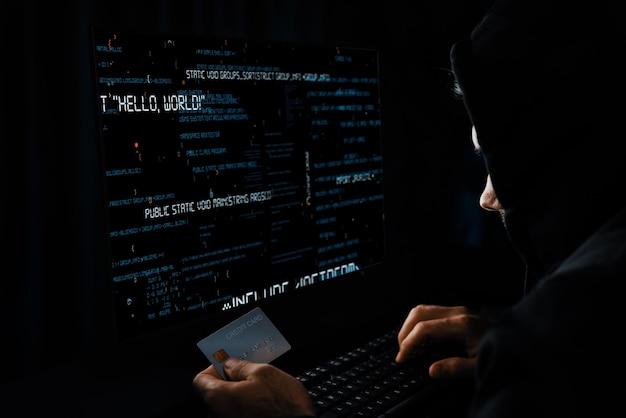 Criminel homme anonyme s'approchant de cartes de crédit informations personnelles supposition