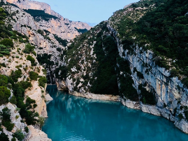 Une crique au milieu des montagnes rocheuses