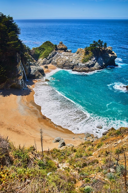 Crique de plage avec cascade en Californie