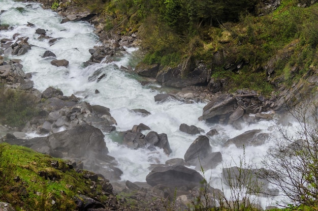 Crique sauvage dans les montagnes