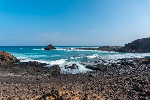 Criques de pierres précieuses sur l'Isla de Lobos, au large de la côte nord de Fuerteventura, Îles Canaries. Espagne