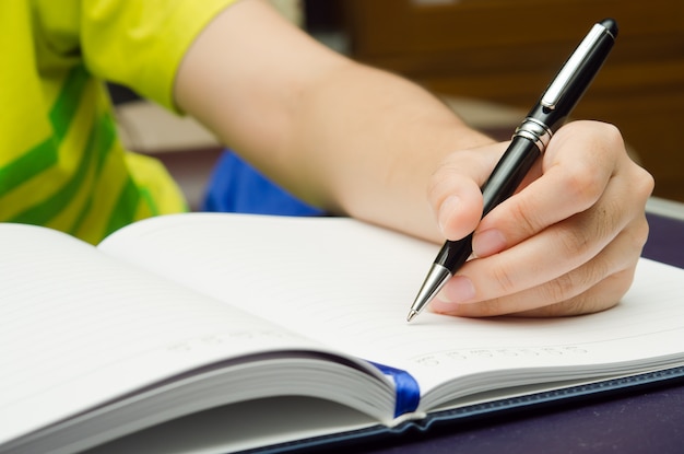 Écrire une activité avec un stylo et un livre