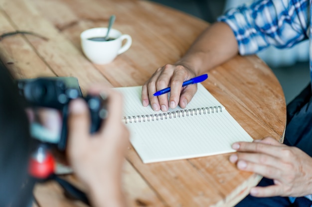 Écrire sur papier au travail sur la table le matin, idées d’affaires. Il y a de la place pour copier.