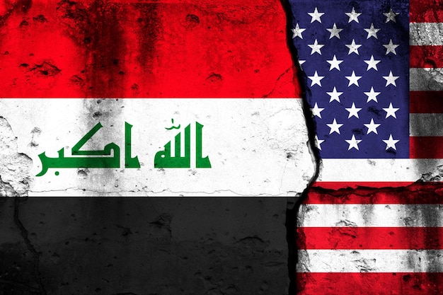 Crise aux États-Unis et en Irak Contexte avec des drapeaux nationaux sur une photo de mur fissuré