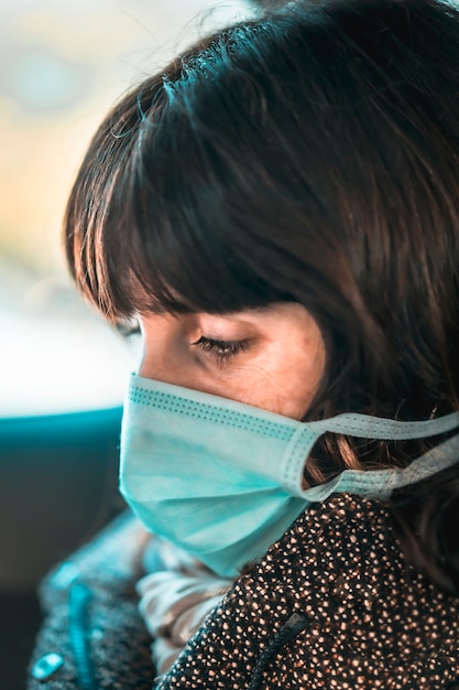 Photo crise de la santé covid-19, une jeune brune au masque vert