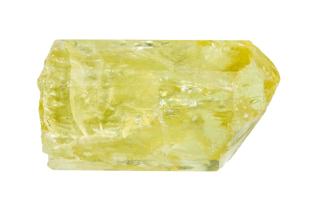 cristal d'apatite jaune rugueux isolé sur blanc