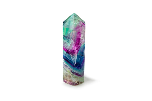 Cristal de fluorite de pierres précieuses sur fond blanc. Rock magique pour rituel mystique, pratique spirituelle.