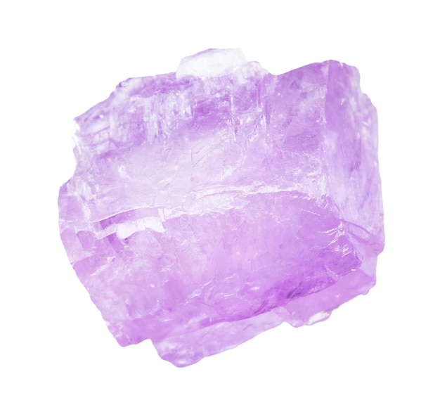 cristal de kunzite non poli isolé sur blanc