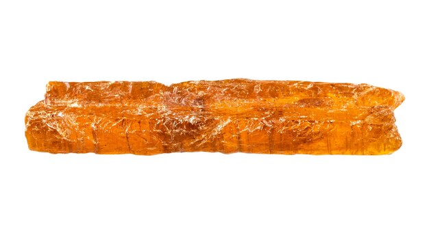 Photo cristal de kyanite orange brut isolé sur blanc