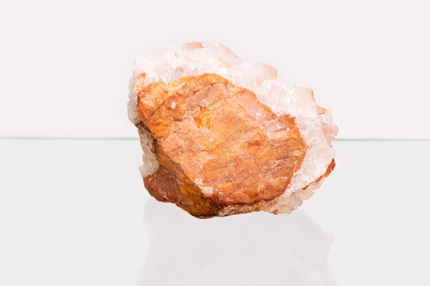 Cristal De Protection Sur Fond Clair. Spécimen De Roche Minérale Naturelle, Gros Beau Quartz De Pierre.