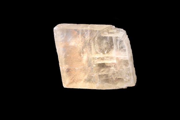 Cristal de quartz brillant isolé