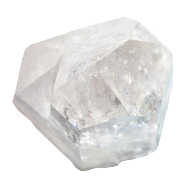 Cristal de quartz de roche isolé sur blanc