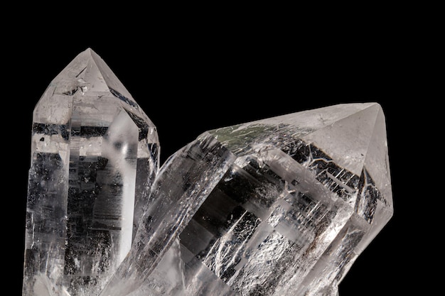 Cristal de roche strass pierre minérale macro sur fond noir