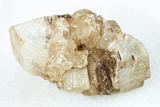 Cristaux crus verdâtres de fluorite sur le blanc