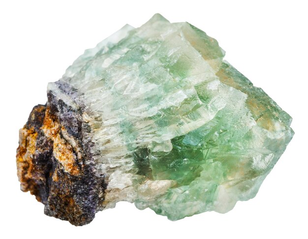 Cristaux de fluorite verte isolés sur blanc