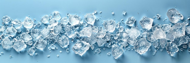 Des cristaux de glace rassemblés sur un fond bleu