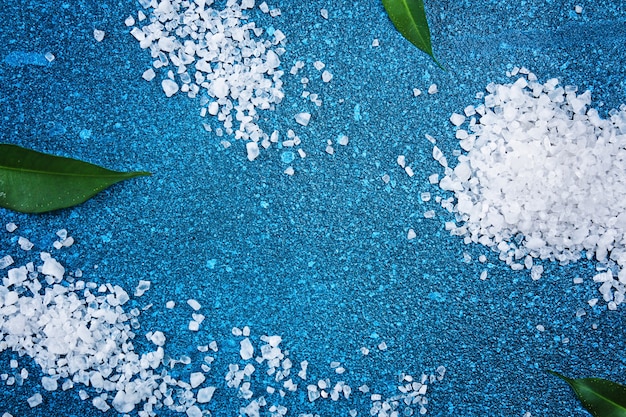 Cristaux de gros sel sur table bleue