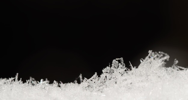 Cristaux lumineux sur le panorama de neige