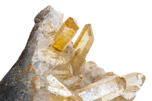 Cristaux de pierre minérale macro Citrine sur fond blanc