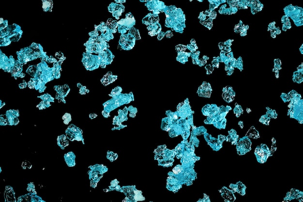 Cristaux de sulfate de cuivre bleu sous agrandissement au microscope 4x largeur de l'image 9mm