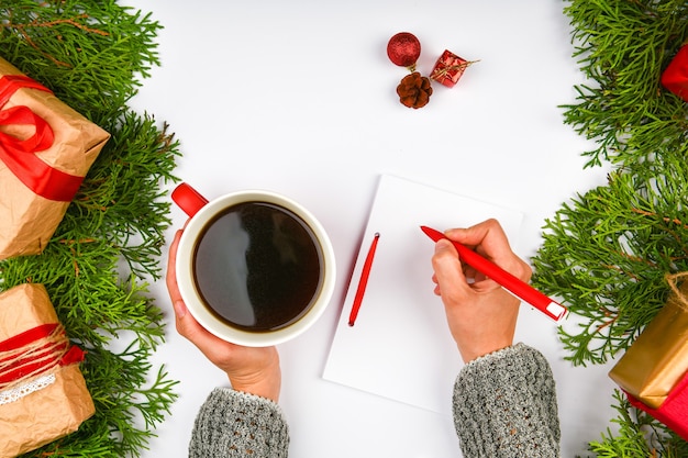 Écrit ses plans pour l'année prochaine. La tâche de l'année prochaine. Vos rêves et vos projets. Pour l'accomplissement de ses rêves. Réveillon de Nouvel an.