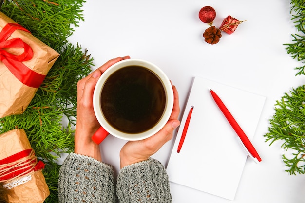 Écrit des souhaits avec une tasse de café