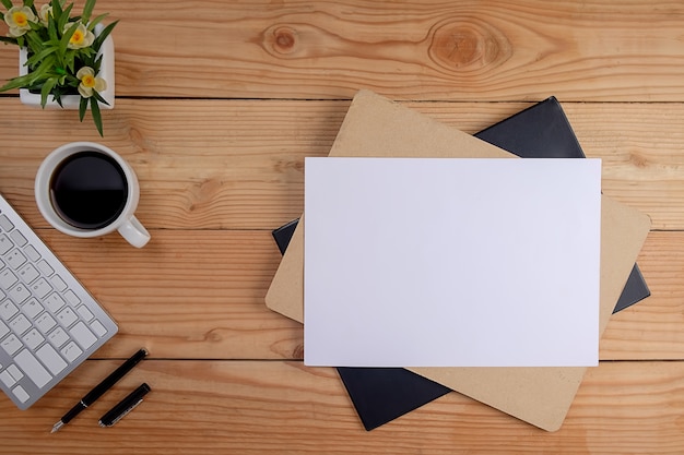 Écriture d&#39;éléments sur un bureau en bois