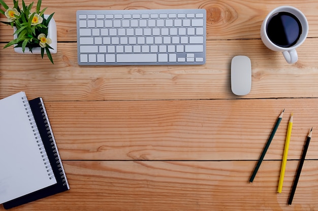 Écriture d&#39;éléments sur un bureau en bois