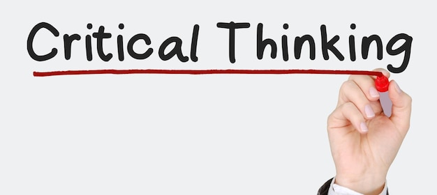 Écriture à la main Pensée critique avec marqueur Conception d'entreprise