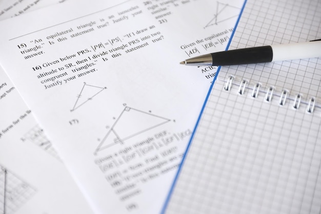 Écriture manuscrite de tâches géométriques lors d'un quiz ou d'un test de pratique d'examen en classe de géométrie Résoudre le concept d'équations exponentielles