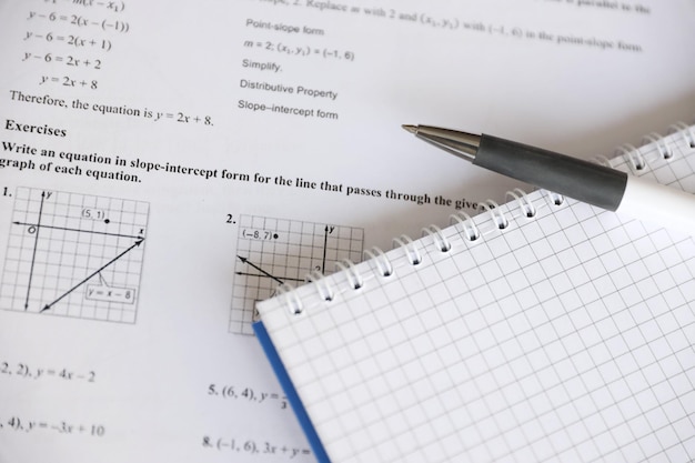 Écriture manuscrite de tâches géométriques lors d'un quiz ou d'un test de pratique d'examen en classe de géométrie Résoudre le concept d'équations exponentielles