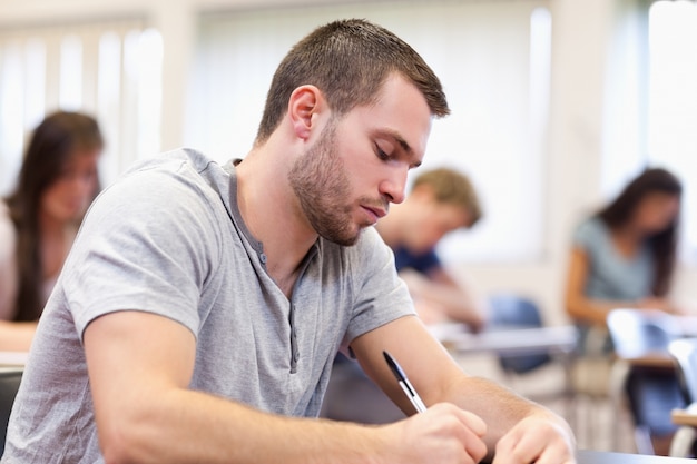 Écriture studieuse jeune adulte