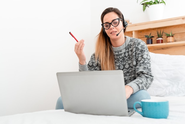 Écrivain créant un nouveau roman, professeur vérifiant les devoirs des étudiants en ligne, lisant le contenu d'un blog, regardant des vidéos sur Internet, écoutant des podcasts, apprenant de nouvelles choses