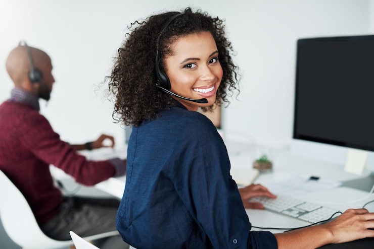 Photo crm africain ou portrait d'une femme heureuse dans un centre d'appels télécom ou support technique pour le service à la clientèle consultant de télémarketing ou visage d'agent entrant avec conseils de prêt aide ou casque en discussion