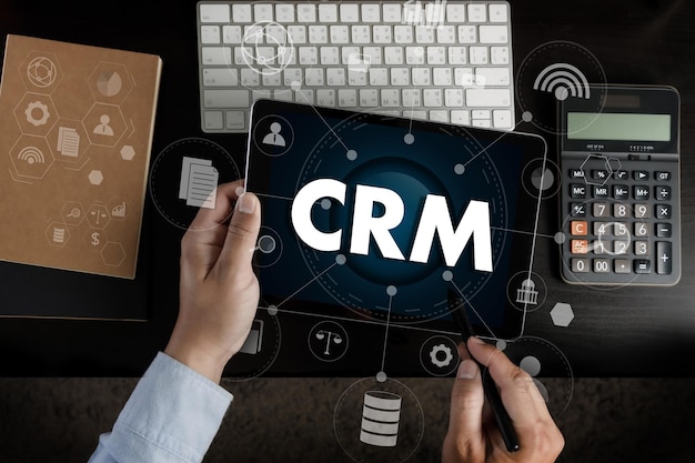 CRM Business Customer CRM Management Analysis Service Concept L'équipe commerciale travaille avec des rapports financiers et un laptopxA