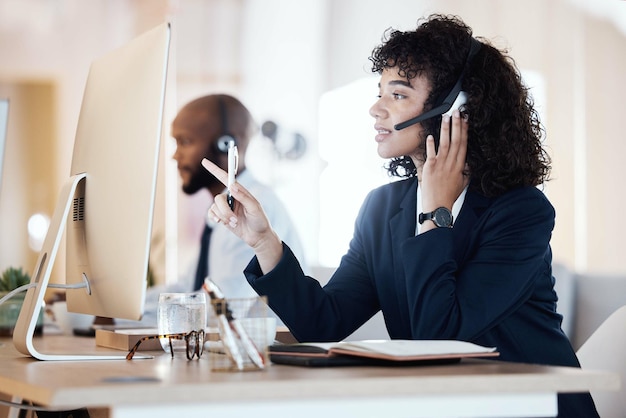 Photo crm femme noire et conversation d'un centre d'appels contactez-nous et employé de télémarketing aide web de travailleur d'entreprise et communication informatique d'un agent de conseil en ligne faisant du service client