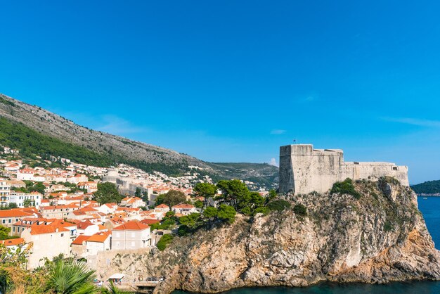 Croatie. Dubrovnik. Vue panoramique sur la vieille ville et la forteresse sur le rocher