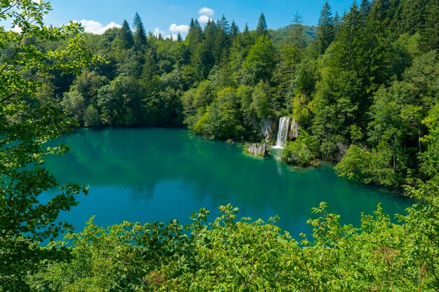 Croatie Plitvice Lakes National Park Vue de dessus d'un lac avec une cascade