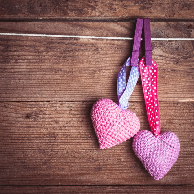 Crochet coeurs de la Saint-Valentin remise sur la corde. Carte de voeux pour la Saint-Valentin. Notion d'amour