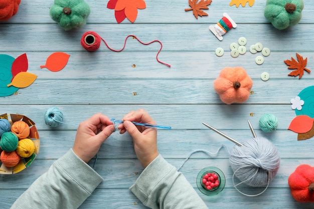 Crochet De Tricot De Mains De Femmes Adultes.