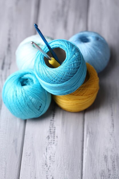 Des crochets et des crochets colorés sur fond de bois